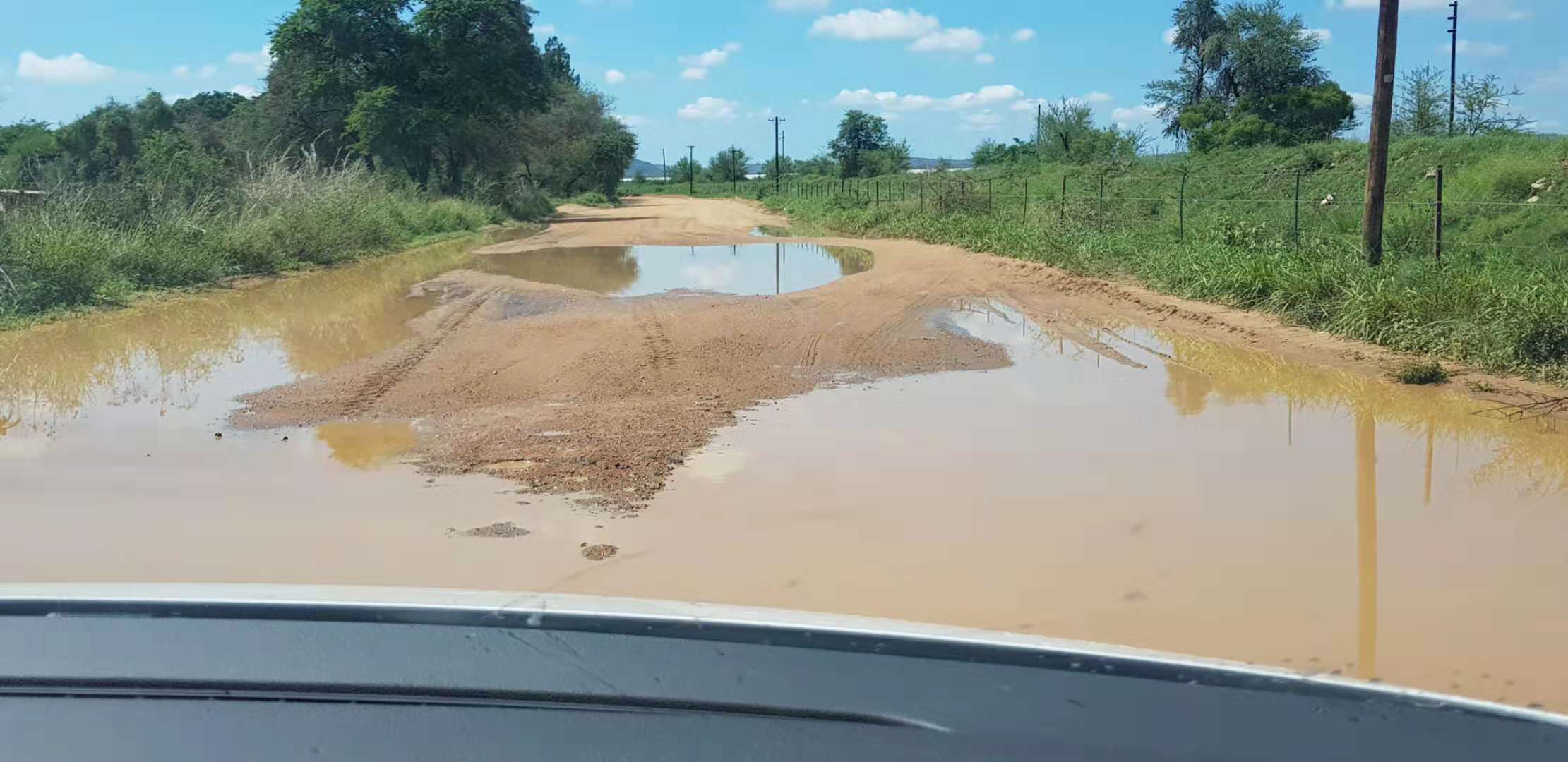 南非葡萄产地降雨后满路泥泞