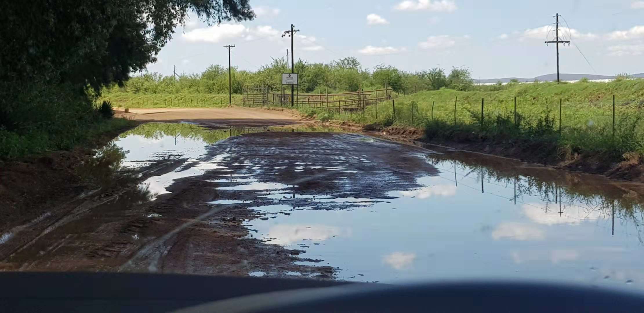 南非葡萄产地降雨后满路泥泞